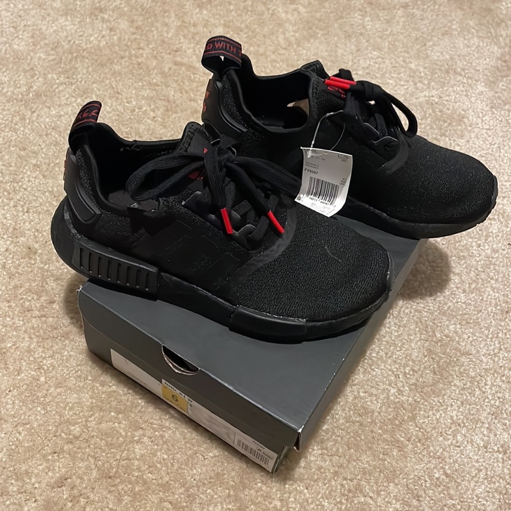 Brand New Adidas Sneakers 🖤